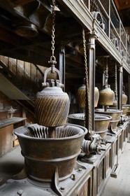 France, Finistère (29), Morlaix, salle des machines, moulins à broyer le tabac coupé pour en faire du tabac à priser (1870)