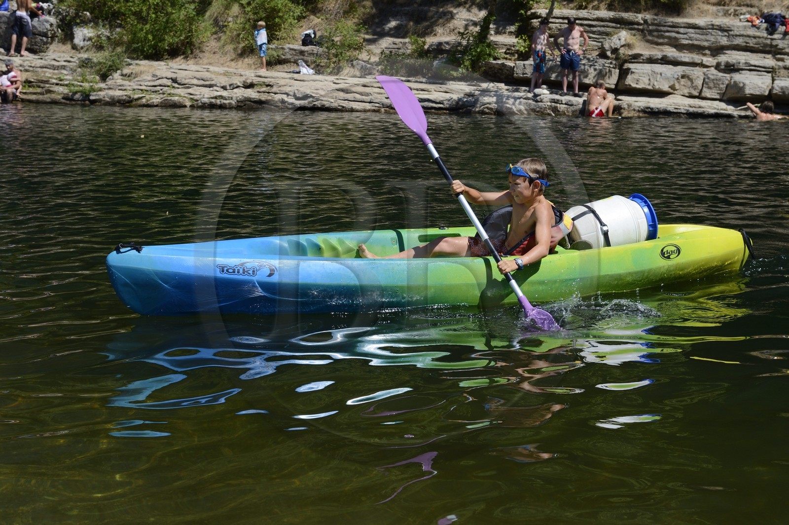 France, Ardèche (07), Les Vans, kayaks descendant la rivière Chassezac
