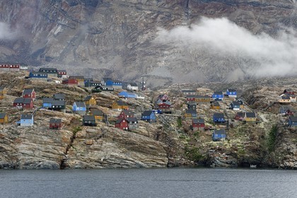 Groenland, cote ouest, baie de Baffin, la ville de Uummannaq accrochée à la roche