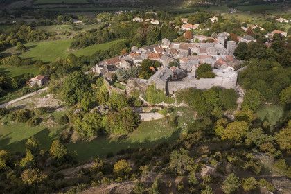 France, Aveyron (12), Causses et les Cévennes, paysage culturel de l'agro-pastoralisme méditerranéen, classés Patrimoine Mondial de l'UNESCO, La Couvertoirade, labellisé Les Plus Beaux Villages de France, village fortifié sur le plateau du Larzac (vue aérienne)