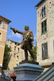 France, Haute-Corse (2B), Corte, la statue du général Gaffori, héros de la révolution corse, devant sa maison natale encore criblée par les impacts de balles de 1750