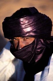 Libye, région du désert, Le Fezzan (Sahara), Portrait d'un touareg en costume traditionnel pour l'Aïd el Kebir (fête du mouton)