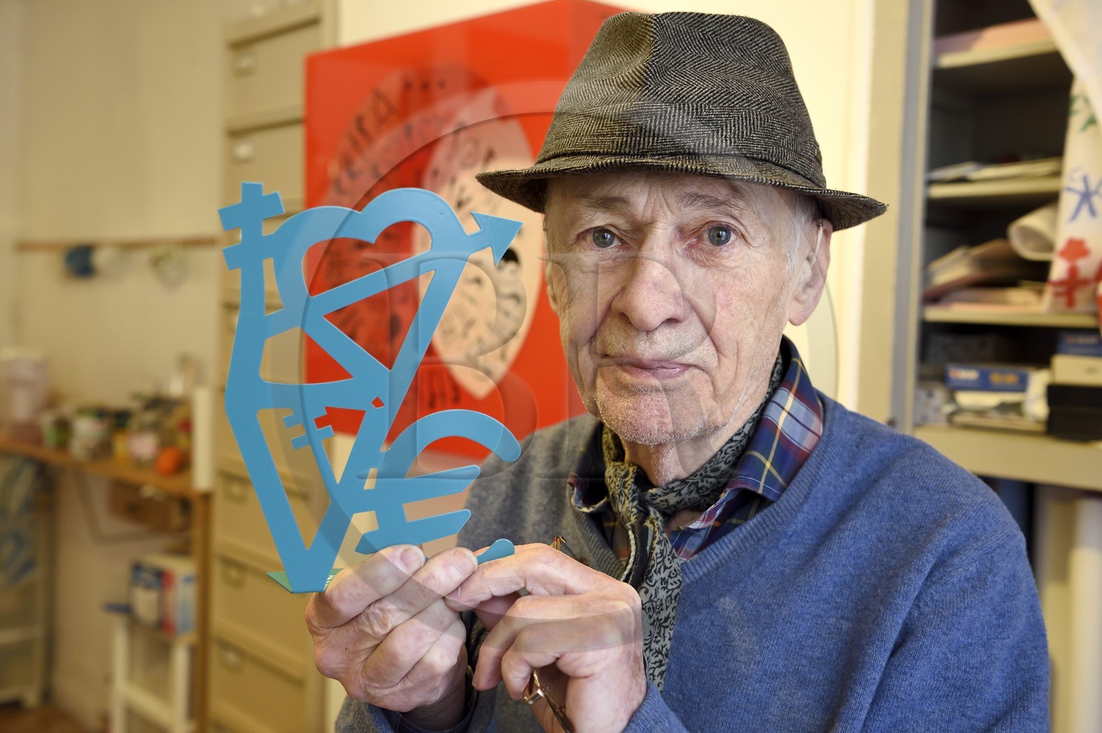 France, Paris (75), l'artiste Jacques Villeglé dans son atelier