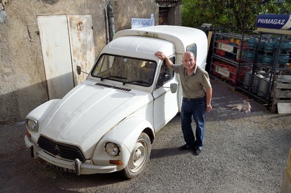 France, Var (83), La Dracénie, village de Châteaudouble, le maire du village Georges Rouvier devant sa Citroen Acadiane (1977-1988)