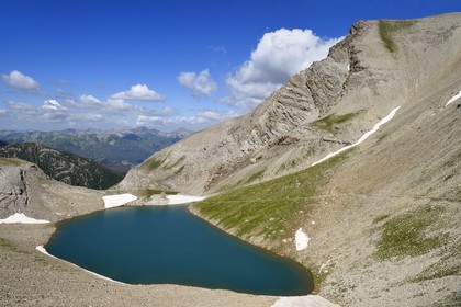 France, Alpes-de-Haute-Provence (04), Uvernet-Fours, parc national du Mercantour, vallée de l'Ubaye, lac de la Petite Cayolle, la vallée du Verdon en arrière plan