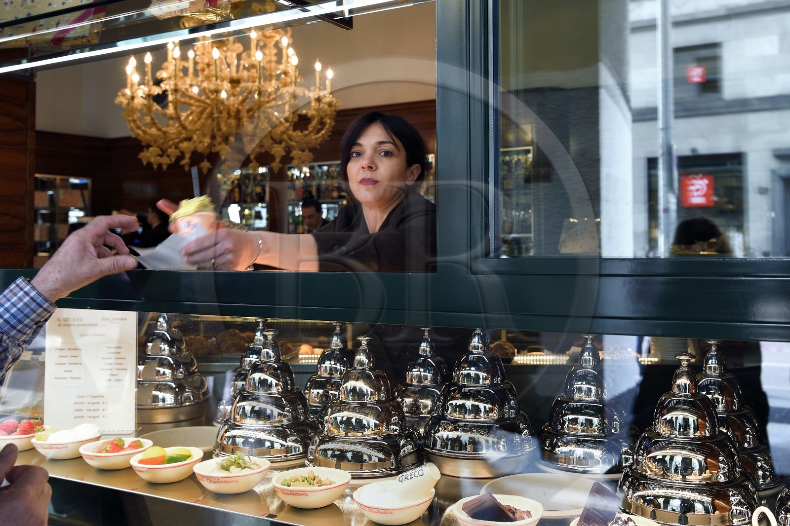Italie, Lombardie, Milan, glacier patisserie Sant Ambroeus sur le Corso Giacomo Matteotti