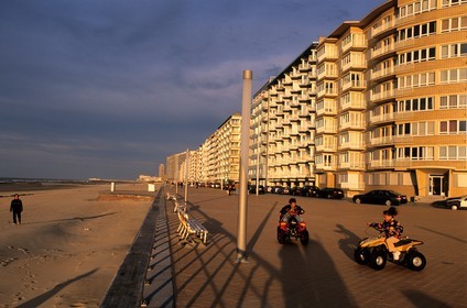 Belgique, Flandre-Occidentale, Ostende (Oostende), le front de mer et ses grands immeubles