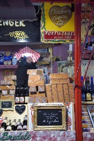 France, Bas-Rhin (67), Strasbourg, vieille ville classée au Patrimoine Mondial de l’UNESCO, Marché de Noel (Christkindelsmarik) de la place Broglie, vente de pains d'épices et autres gateaux