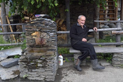 Géorgie, Kakheti, region de Touchétie, Omalo, fontaine dans Zemo (haut) Omalo