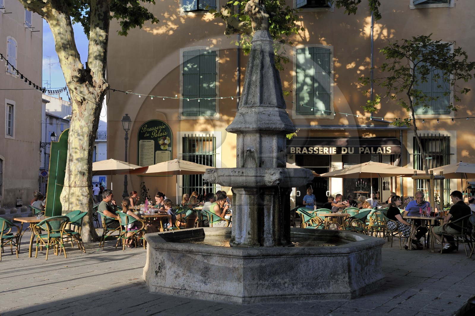France, Hérault (34), Béziers, terrasse de café place de la Révolution