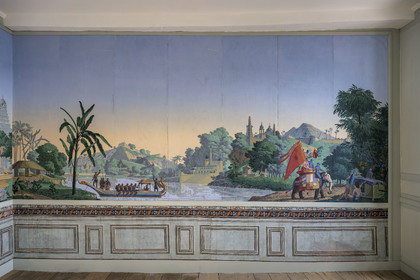 France, Ille-et-Vilaine (35), Côte d'Emeraude, Saint-Malo, l'Hotel Magon, authentique demeure de corsaire, hotel particulier construit pour François Auguste Magon de la Lande en 1725, armateur malouin, corsaire de Louix XV, négrier et directeur de la compagnie des Indes, papier tendu de 1725 en bas et papier peint de Rixheim du XIXème siècle en haut