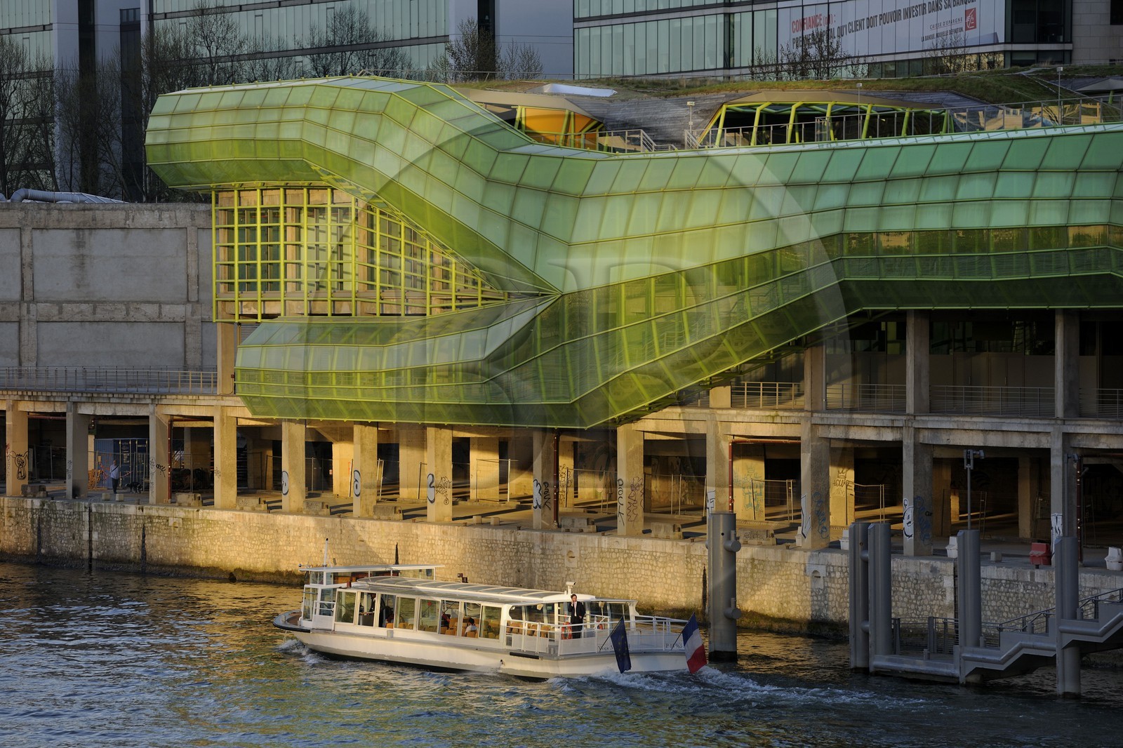 France, Paris (75), quai d'Austerlitz, Cité de la Mode et du Design, bâtiments industriels des anciens Magasins généraux rénovés par les architectes française et néo-zélandais Dominique Jakob et Brendan MacFariane, ouverture prévue à l'automne 2011