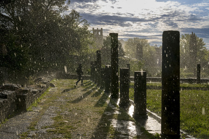 France, Vaucluse (84), Dentelles de Montmirail, Vaison-la-Romaine, site archéologique de la Villasse sous une averse de pluie