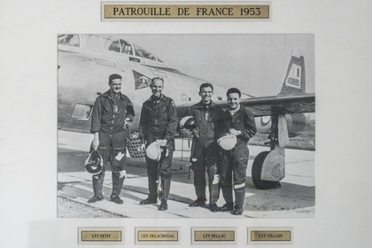 France, Bouches-du-Rhône (13), Salon-de-Provence, base aerienne 701, base de la Patrouille de France (PAF pour Patrouille acrobatique de France) de l'Armée de l'air et de l'espace française, photo de la patrouille de la 3ème escadre de chasse de Reims qui obtient pour la première fois l'appellation Patrouille de France en 1953, image encadrée dans les locaux de la PAF