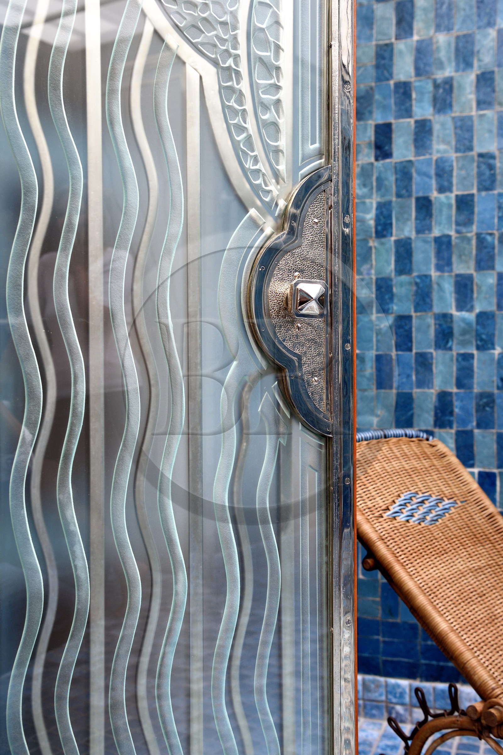 France, Pyrénées-Atlantiques (64), la côte du Pays-Basque, Ciboure, la Villa Art déco Leihorra dessiné par l'architecte Joseph Hiriart 1926, la salle de bain