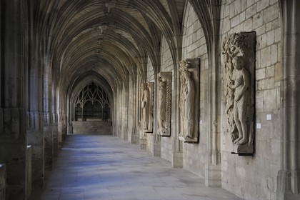 France, Meuse (55), Verdun, Ville Haute, cathédrale Notre-Dame du Xe siècle, le cloitre
