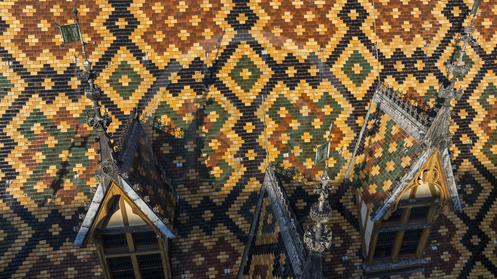 France, Côte-d'Or (21), Beaune, zone classée Patrimoine Mondial de l'UNESCO, Hospices de Beaune, l'Hôtel-Dieu, les toits couverts de tuiles vernissées et colorées (vue aérienne)