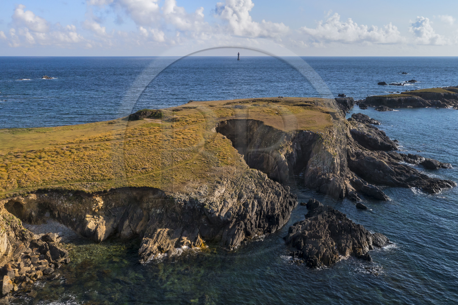 France, Finistère (29), Mer d'Iroise, Ile d'Ouessant, la Pointe de Penn ar Viler sur la cote Sud et le phare de La Jument en arrière plan (vue aérienne)