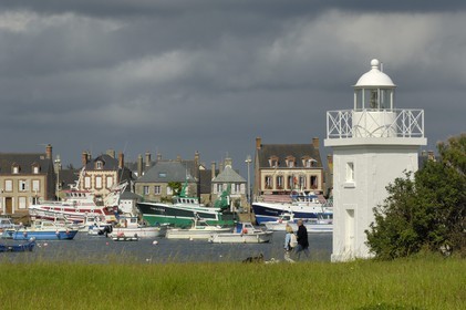 France, Manche (50), Val de Saire, port de Barfleur à marée haute, labellisé Les Plus Beaux Villages de France