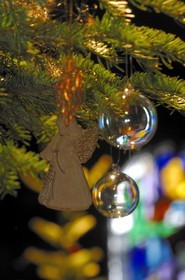 France, Bas Rhin (67), Selestat, sapin de Noel suspendu dans la nef de l'Eglise Saint-Georges