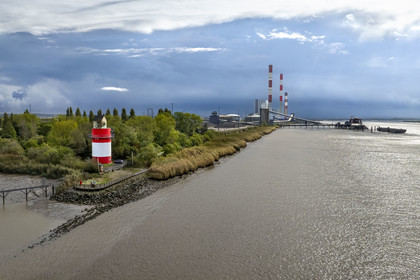 France, Loire-Atlantique (44), Cordemais, collection d'art contemporain à ciel ouvert Estuaire, la Villa Cheminée réalisé par l'artiste japonais Tatzu Nishi sur les rives de la Loire, oeuvre d'art mais aussi maison d'hôtes insolite, la centrale électrique thermique de Cordemais en arrière plan (vue aérienne)