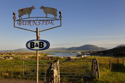 Royaume-Uni, Ecosse, Iles Orcades, Ile de Mainland, enseigne de B&B à Stromness