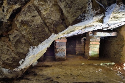France, Puy-de-Dôme (63), Clermont-Ferrand, rue Pascal, caves en tuf sur trois niveaux de l'Hotel Martial de Grandseigne, niveau des Caves de GrandSeigne, hypocauste, système de chauffage gallo-romain qui était situé sous une villa