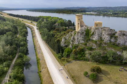 France, Vaucluse (84), Châteauneuf-du-Pape, le chateau de L'Hers (Xe siècle) sur les bords du Rhone domine la véloroute Via Rhona (vue aérienne)