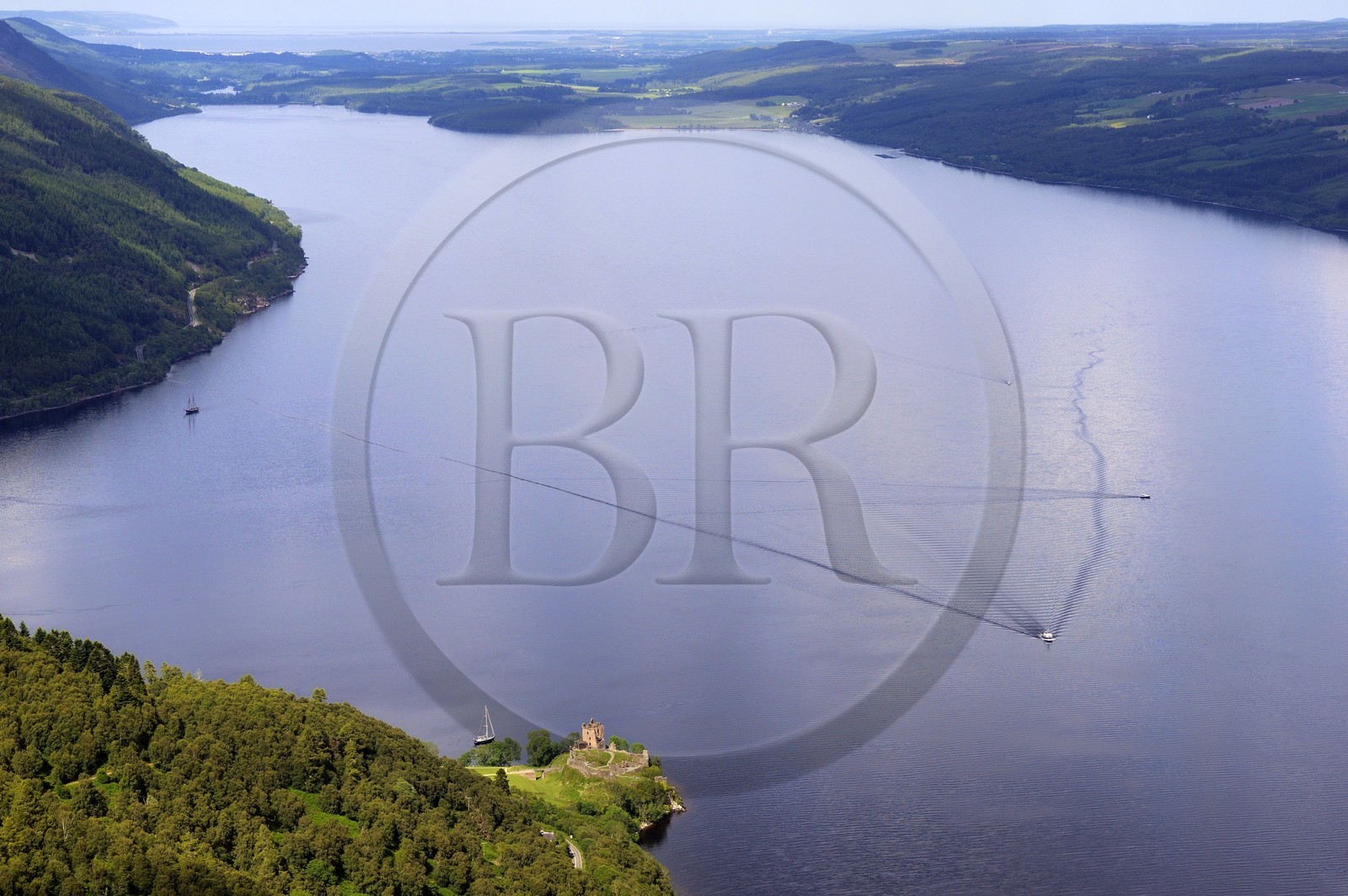 Royaume-Uni, Ecosse, Highland, le Loch Ness et le chateau d' Urquhart, Inverness et le Moray Firth en arrière plan (vue aérienne)