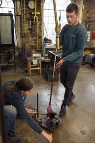 France, Moselle (57), Meisenthal, Centre international d’Art verrier (CIAV), l'atelier de soufflage, fabrication artisanale d'une boule de Noël, soufflage mécanique au moule