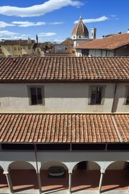 Italie, Toscane, Florence, centre historique classé Patrimoine Mondial de l'UNESCO, le Duomo Santa Maria del Fiore, depuis l'hôpital des Innocents (Spedale degli Innocenti)