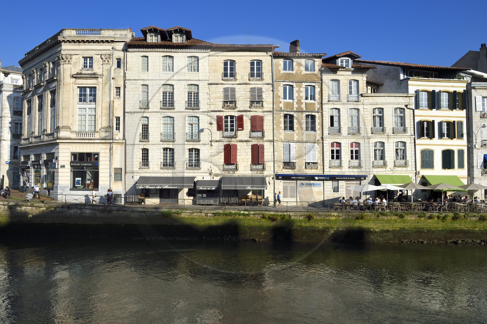 France, Pyrénées-Atlantiques (64), Pays-Basque, Bayonne, les quais de la Nive, quai des Corsaires
