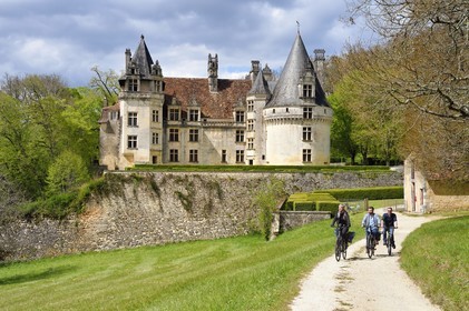 France, Dordogne (24), Périgord Vert, Villars, cyclistes faisant la véloroute la Flow Vélo devant le château de Puyguilhem de style Renaissance