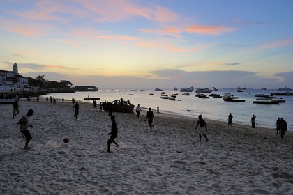 Tanzanie, archipel de Zanzibar, île de Unguja (Zanzibar), ville de Zanzibar, quartier Stone Town, classé Patrimoine Mondial de l' UNESCO, joueurs de fooball sur la plage