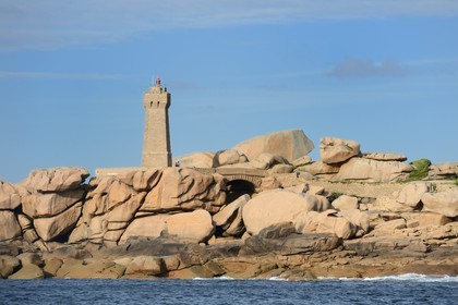 France, Côtes-d'Armor (22), Côte de Granit Rose, Perros-Guirec, Ploumanac'h, la pointe de Squewel et le phare de Mean Ruz