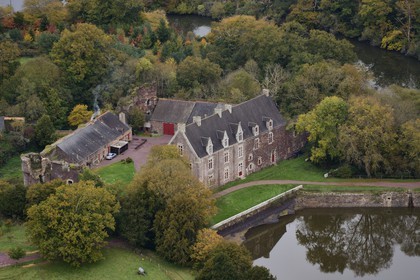 France, Morbihan (56), forêt de Brocéliande, Concoret, le château de Comper qui abrite les expositions du Centre de l'imaginaire arthurien (vue aérienne)
