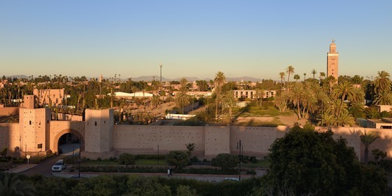 Maroc, Haut-Atlas, Marrakech, ville impériale, Médina classée Patrimoine Mondial de l'UNESCO, les remparts de la ville et le minaret de la mosquée la Koutoubia en arrière plan