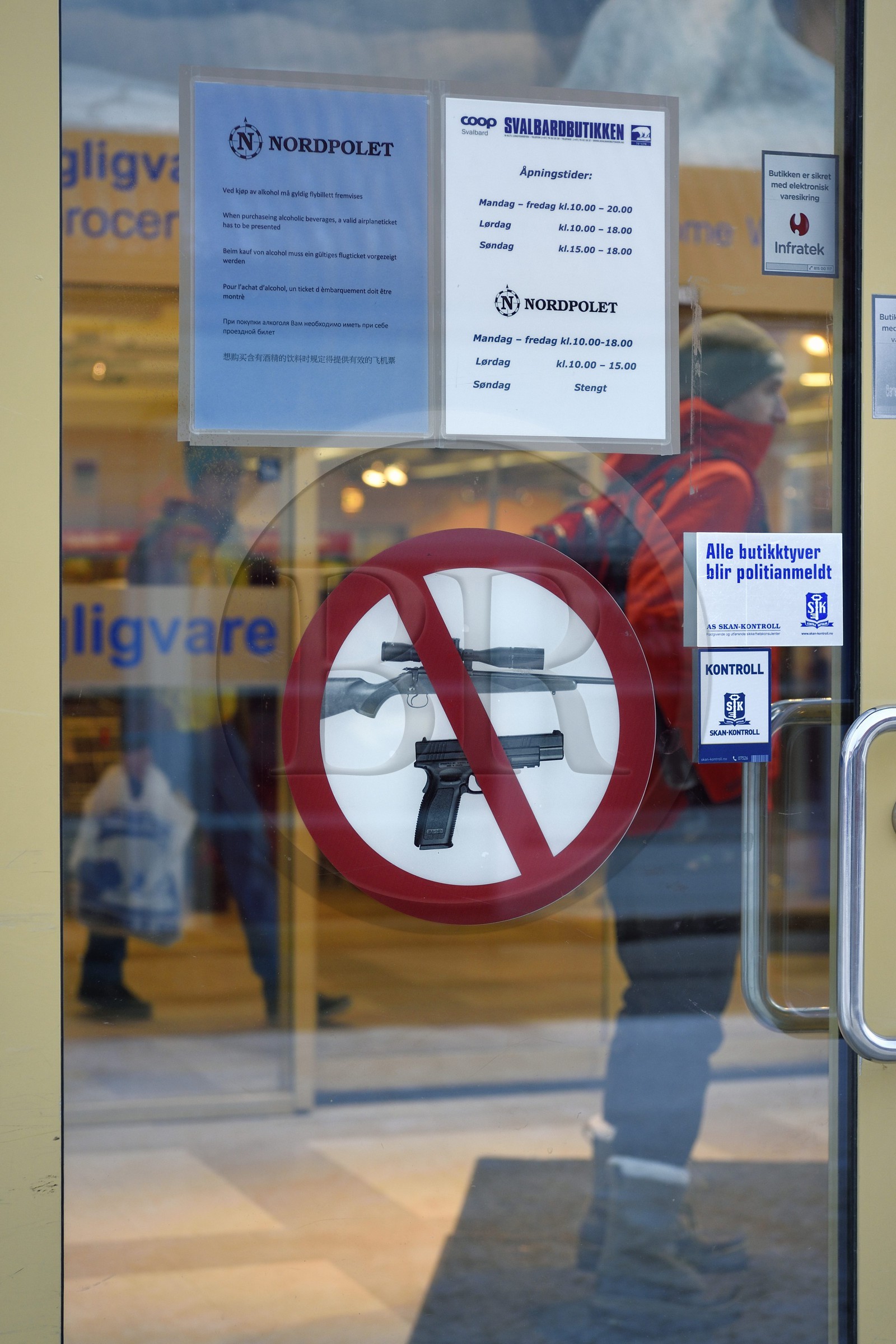 Norvège, Svalbard, Spitzberg, Longyearbyen, le supermarché Svalbard dans la rue principale où il est interdit d'entrer avec son arme