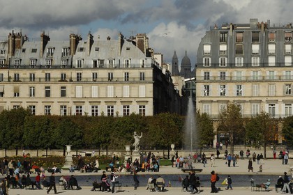 France, Paris (75), le Jardin des Tuileries devant Le Louvre et les immeubles de la rue de Rivoli