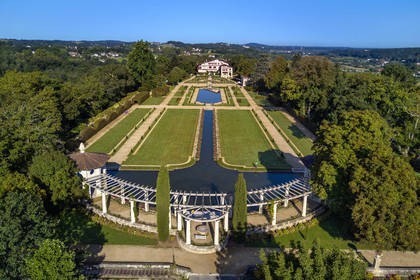 France, Pyrénées-Atlantiques (64), Pays-Basque, Cambo-les-Bains, la Villa Arnaga et  son jardin à la française, musée et maison d'Edmond Rostand (vue aérienne)