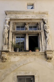 France, Hérault (34), Béziers, ancien Hôtel particulier Renaissance transformé en logements sociaux rue Gaveau, fenêtre encadré par des cariatides
