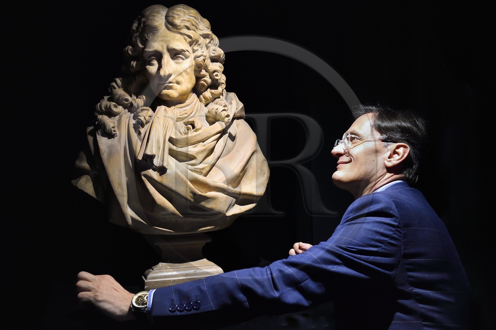 France, Aisne (02), Château-Thierry, Musée Jean de La Fontaine - Ville de Chateau-Thierry, Buste (platre patiné) de Jean de La Fontaine du sculpteur Louis Pierre Deseine, portrait du directeur du pole muséal Nicolas Rousseau