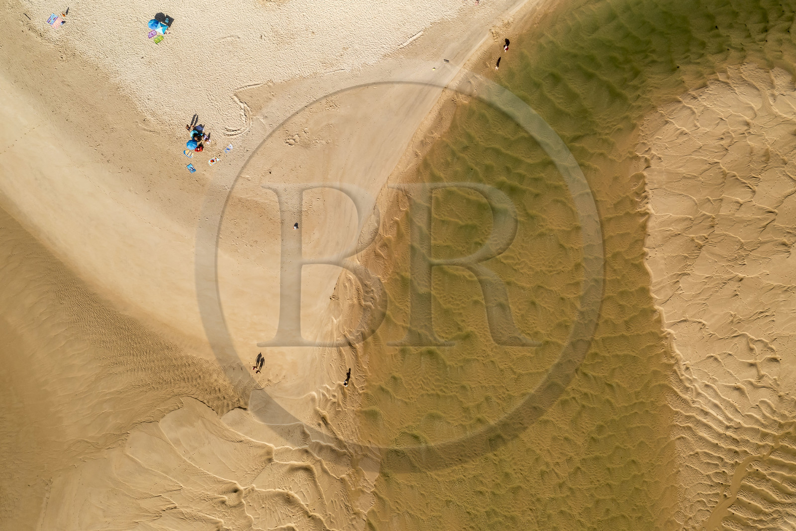 Portugal, Algarve, Parc Naturel de la Ria Formosa, Tavira, plage du village de Cacela Velha (vue aérienne)