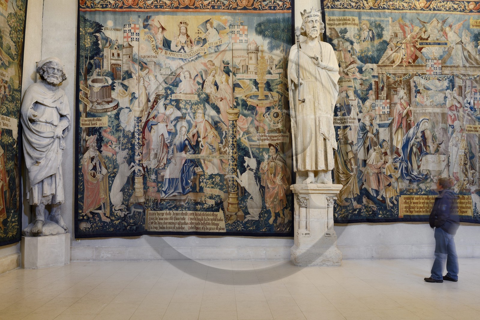 France, Marne (51), Reims, le Palais du Tau, classé Patrimoine Mondial de l'UNESCO, salle du couronnement de la Vierge, tapisseries représentant l'Histoire de la vie de la Vierge et statues de la Galerie des Rois provenant de la Cathédrale