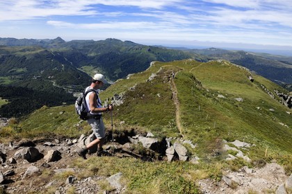 France, Cantal (15), monts du Cantal, Parc Naturel Régional des Volcans d' Auvergne, randonneurs au sommet du Plomb du Cantal (1855m)
