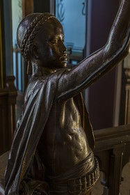 France, Pyrénées-Atlantiques (64), la côte du Pays-Basque, Hendaye, chateau d'Abbadia construit en 1870 par Eugène Viollet-le-Duc pour Antoine d'Abbadie d'Arrast, le grand escalier, statue porte-torchère représentant Abdullah ancien esclave ethiopien affranchi et mort sous la commune de Paris