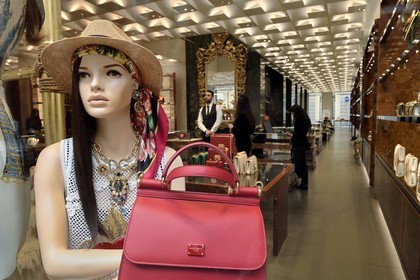 Italie, Lombardie, Milan, Quadrilatère de la Mode (Quadrilatero della moda), boutique de luxe Dolce & Gabbana via Monte Napoleone