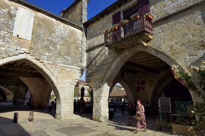 France, Dordogne (24), Périgord Pourpre, Monpazier, labellisé Les Plus Beaux Villages de France, angle de la place des Cornières au coeur du village