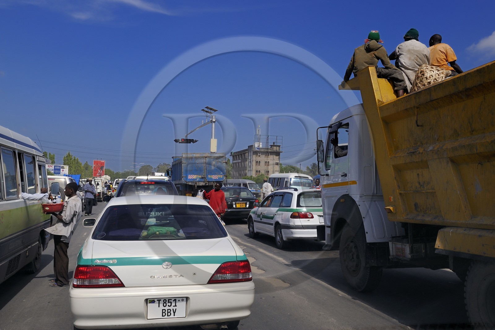 Tanzanie, Dar es-Salaam, vendeurs à la sauvette dans les embouteillages