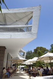 Maroc, Casablanca, quartier d'Anfa, villa Sami Suissa construite par les architectes Jean-François Zévaco et Paolo Messina en 1947, reconverti en restaurant Chez Paul
